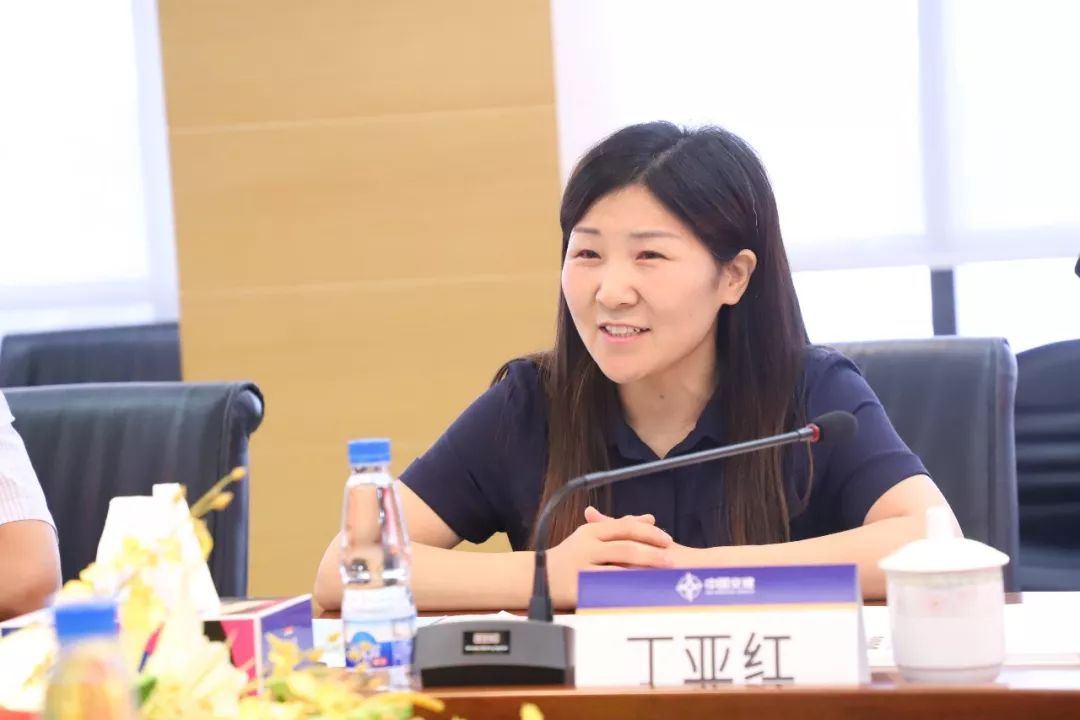 合作基地"合作协议并揭牌;丁亚红现场为学院特聘研究生导师吴建峰,廖