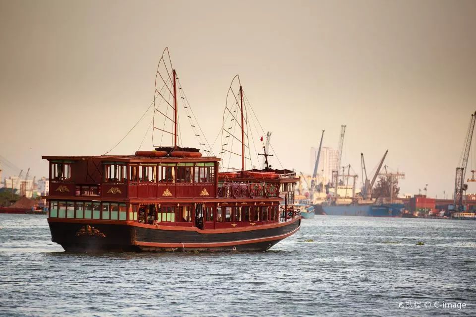 愿意停留在那个值得纪念的旧时代,一个能找到杜拉斯笔下带着妩媚和哀