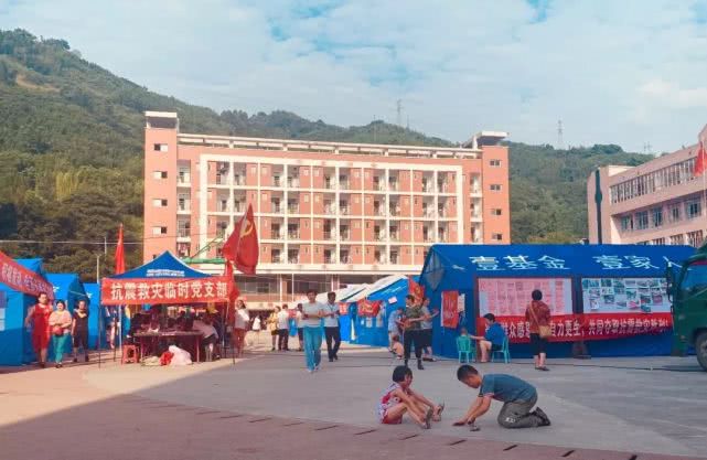 奔赴在去往珙泉县镇中学安置点的路上,透过车窗可以看到路两旁破损的