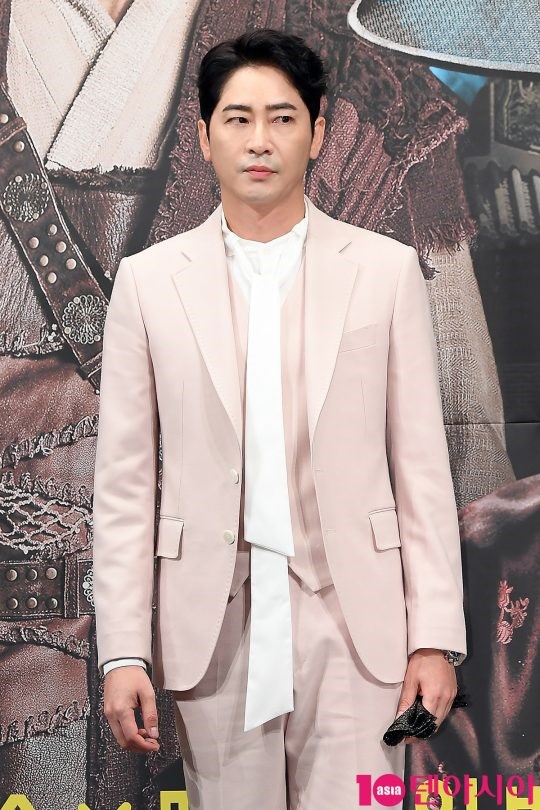 搜狐韩娱讯 韩国演员姜至奂因涉嫌性侵而被紧急被捕目前关押在盆唐