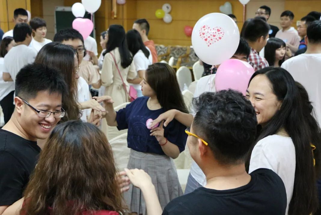 快来围观机场街道第三届单身青年联谊活动嗨翻天