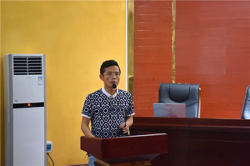 细致评判,论坛大会评出一等奖两个,高中部段灿老师,幼儿园刘远红老师