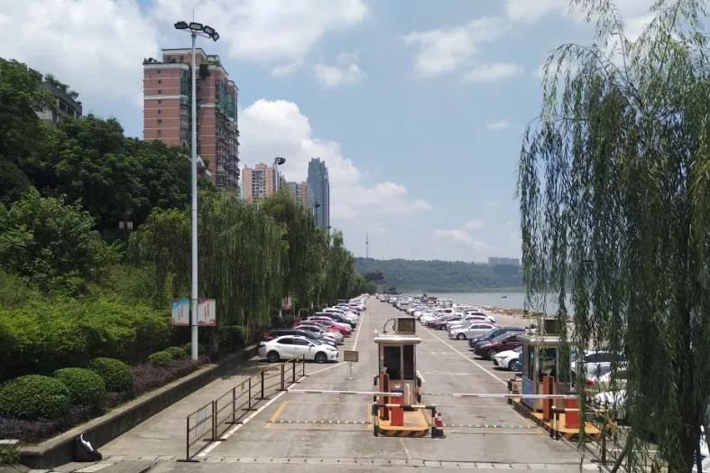 泸州滨江路露天停车场已关停!