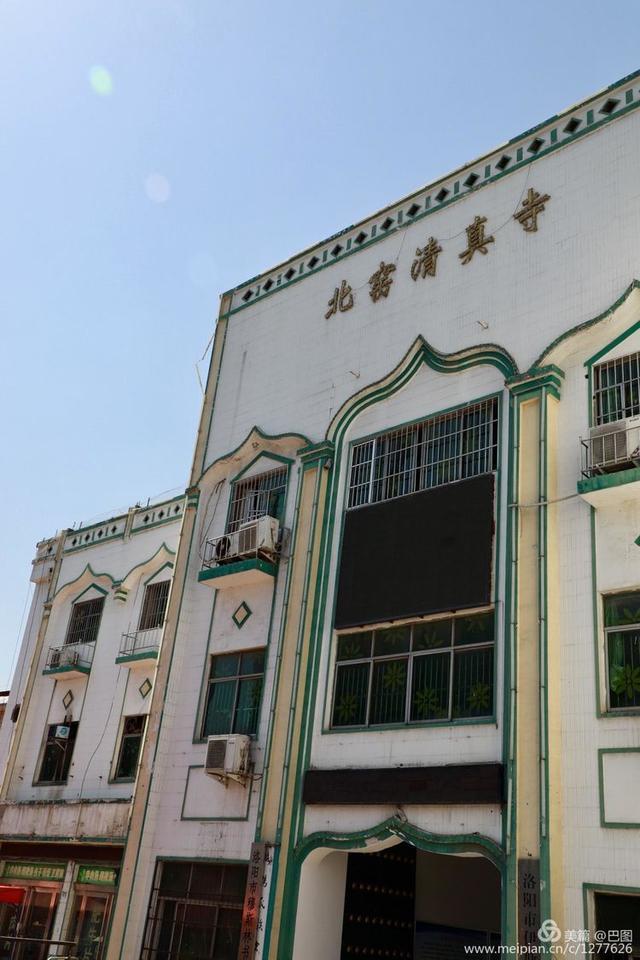 北窑清真寺,始建于1915年.原有3座清真寺,该寺居中,亦名北窑中寺.