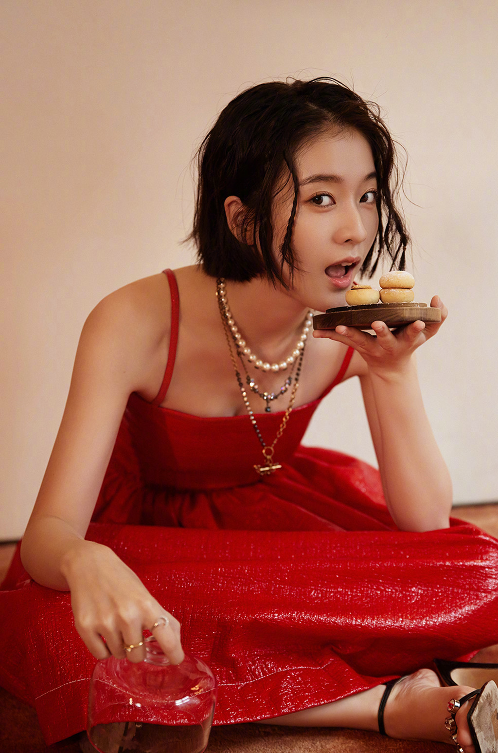 原创当戚薇的长腿杀遇上张雪迎的锁骨杀,演绎甜心女孩,太会撩了!