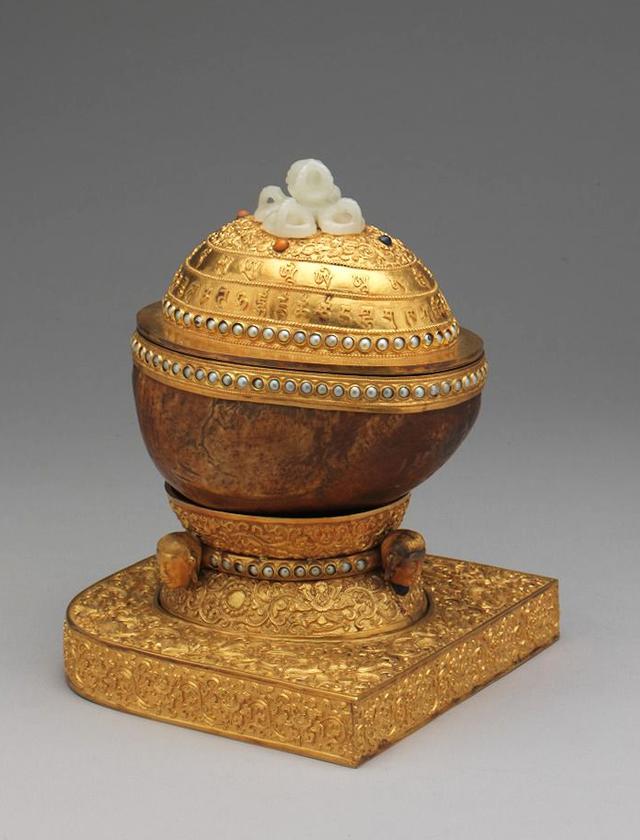 嘎布拉人骨制成的密宗法器神秘而令人敬畏