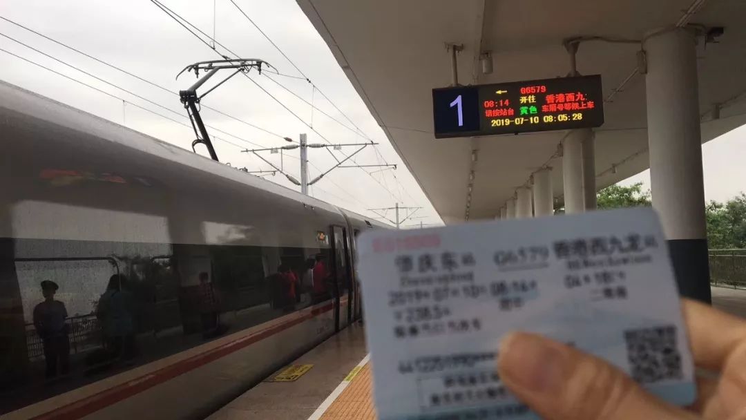 肇庆东站二楼检票口前约2小时就能到达香港西九龙站08:14发车肇庆东站