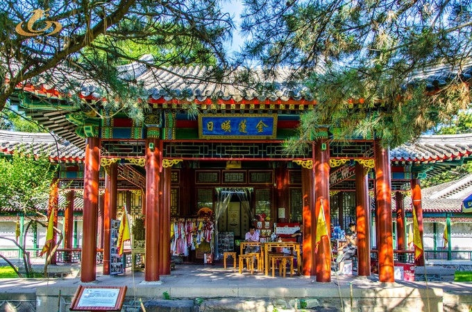 刚刚无暑清凉殿外右侧的小亭即是,从金莲映日的位置来看,就是正南方