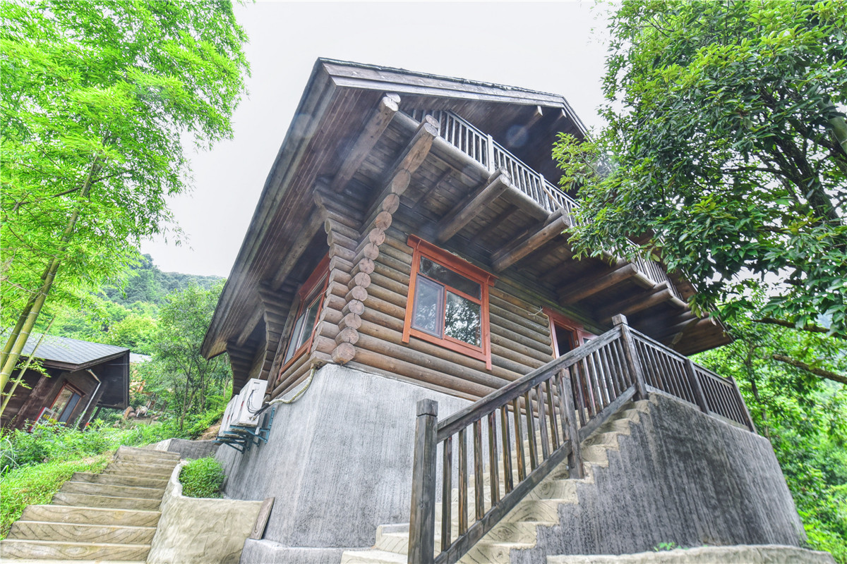 慢庄全称"屏风里慢庄",地址位于石台县矶滩乡里.