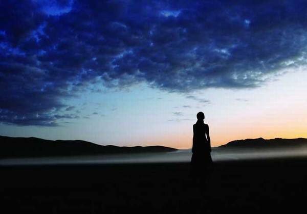 《远去的背影》文 / 忘川之水看着你的背影越来越小越来越模糊渐渐地