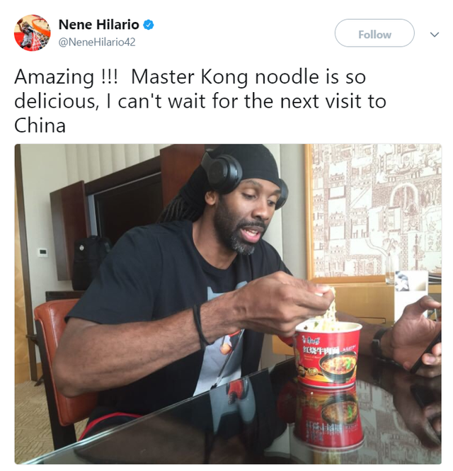 之前,火箭队阿里扎去爬长城的时候,就应景地带上了一碗泡面,来到中国