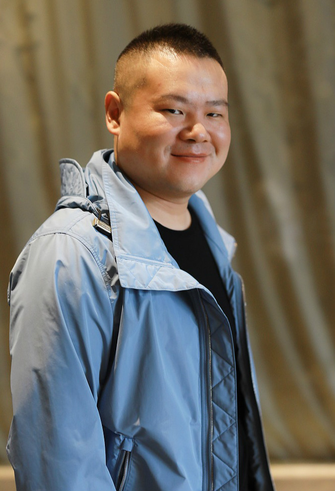原创岳云鹏休闲look单手插兜凹造型小眼睛邪魅一笑变表情包