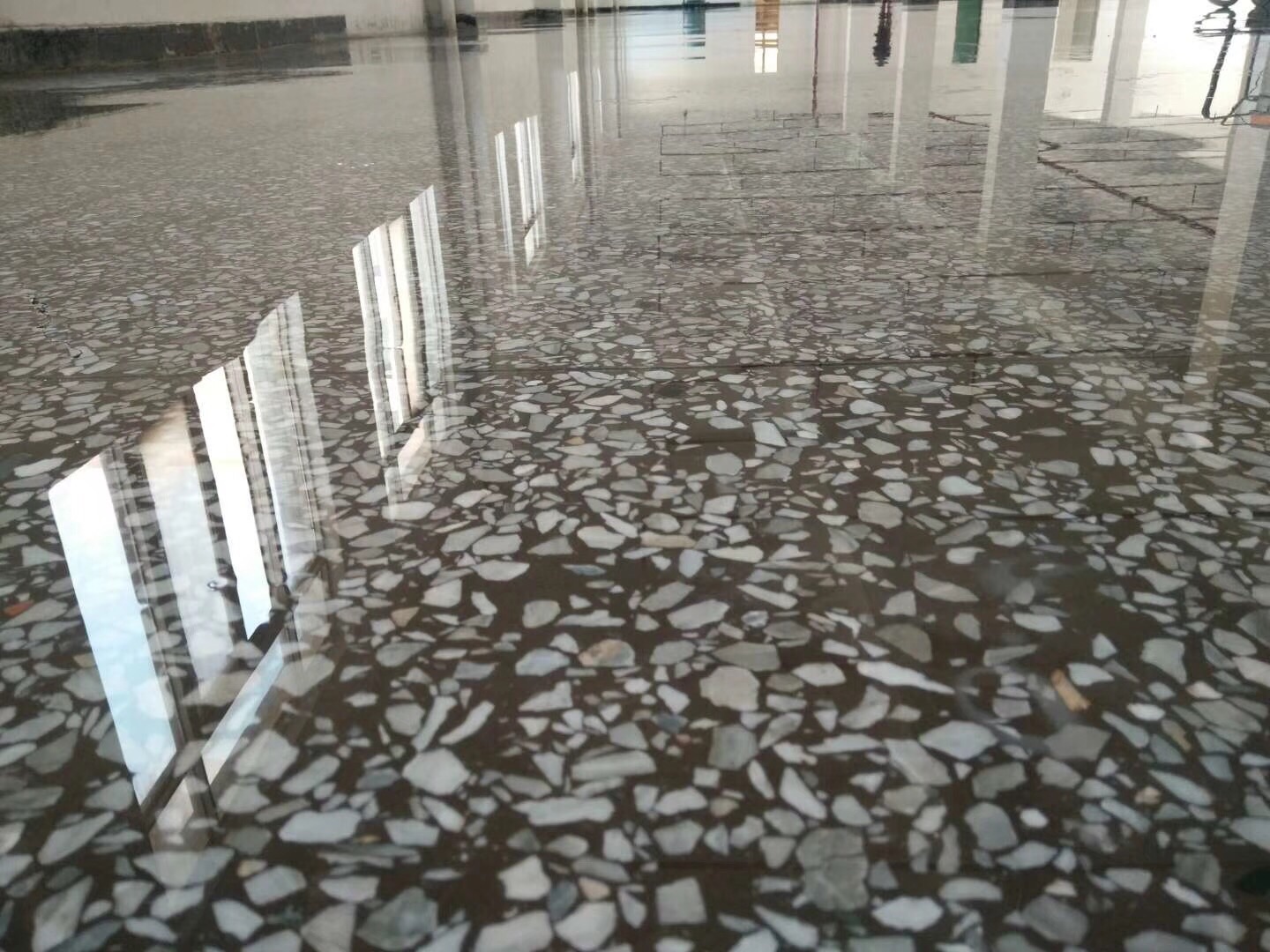 待地面将光亮剂吸收(约20分钟)后,再用软性物擦拭表面或者用抛光机