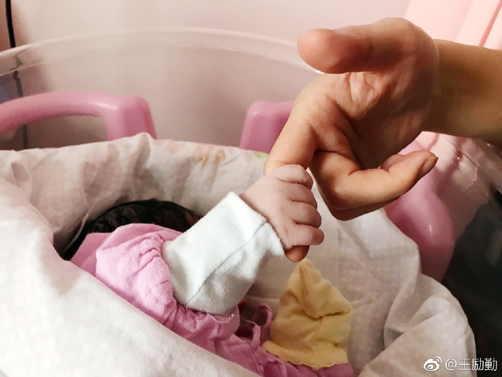 王励勤晒照宣布再当爸,结婚近四年妻子长相身份仍是谜_宝宝