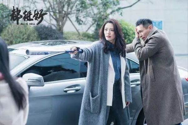 在《十三邀》的主持人,著名文化人许知远看来,姚晨的成功极大程度源于