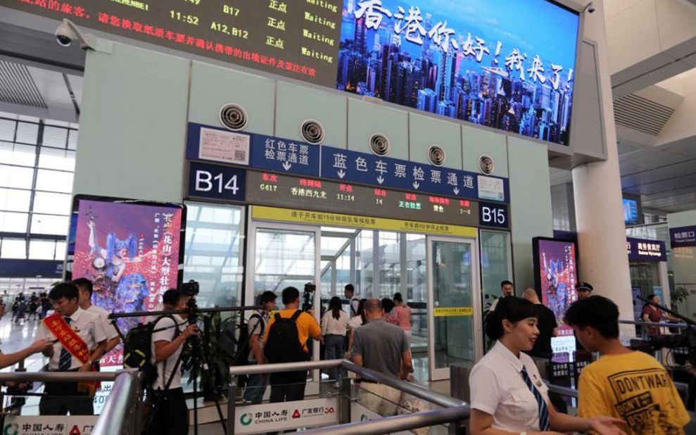 10日上午10时整,记者来到南宁东站,b14/b15号检票口为南宁东至香港西