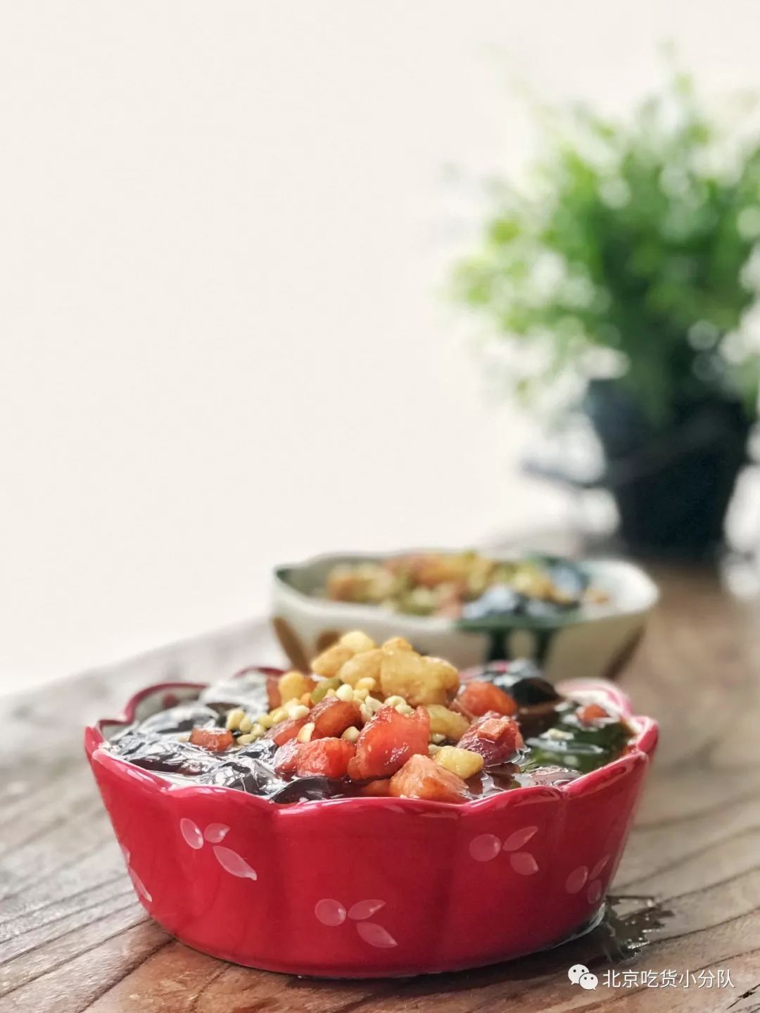 【西瓜冰粉】里大块西瓜果粒配合自制糍粑,清爽的同时口感也很扎实