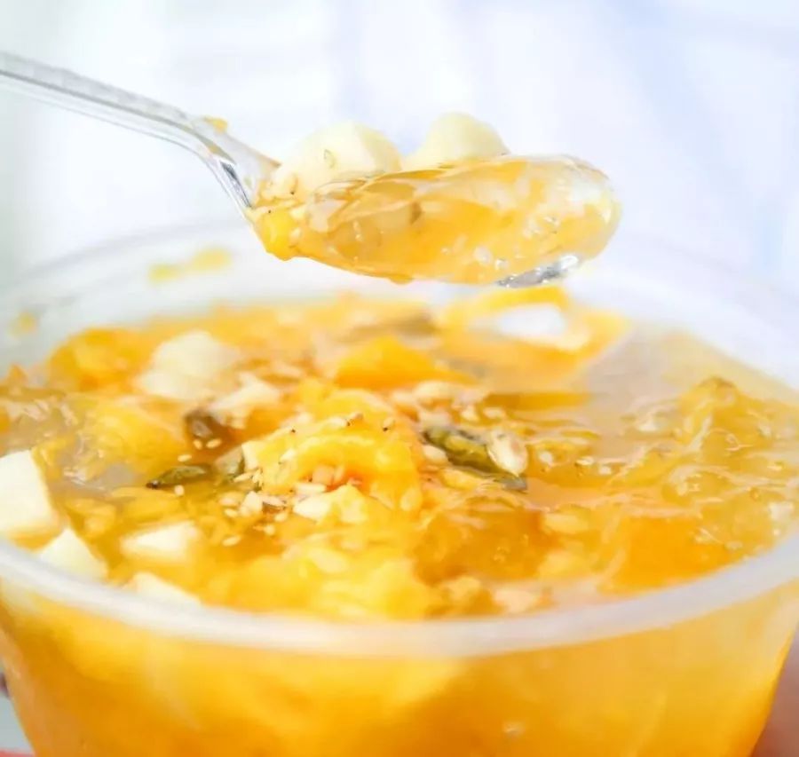 冰粉份量挺足的,里面真的有芒果果肉,加上糯糯的糍粑,想不好吃都难.