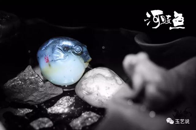 玉雕师张杰经过深思熟虑,决定根据籽料的特点雕刻一只河豚.