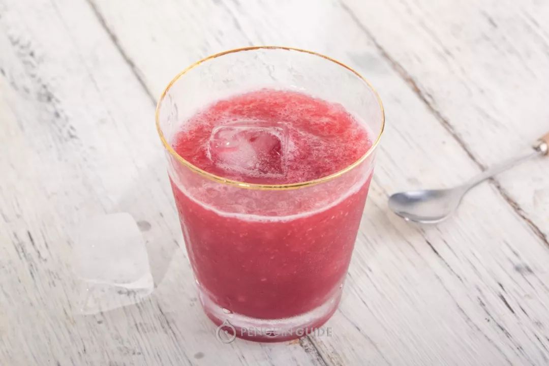 也可以放到常温,杨梅的酸甜感会更加突出,浓郁又饱满,加点苏打水也很