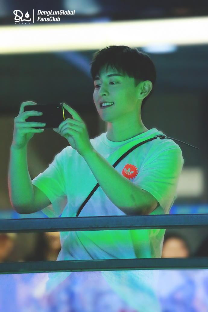 邓伦快本下班拍摄绿海发博 伦哥与灯芯锁死了!