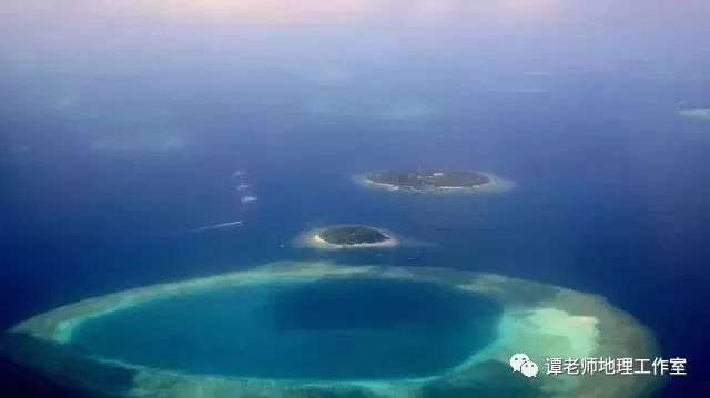 印度洋的主要屬海和海灣是紅海,阿拉伯海,亞丁灣,波斯灣,阿曼灣