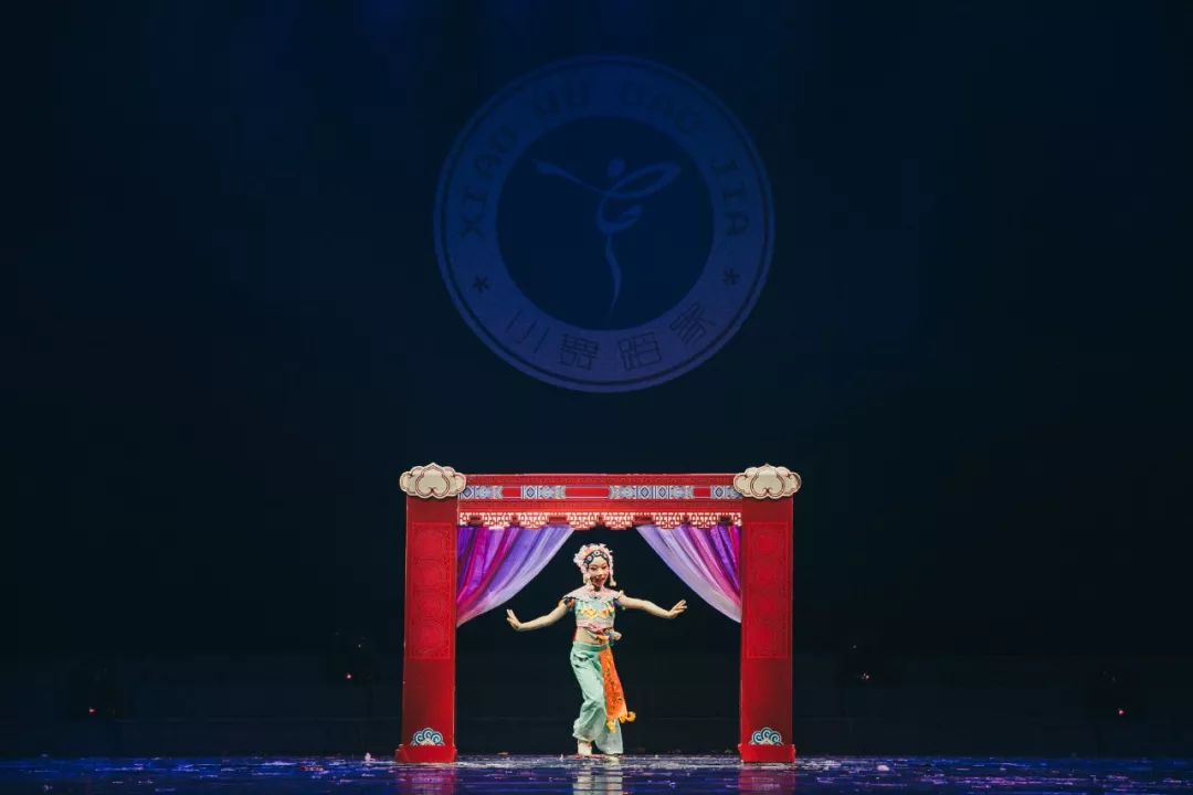 徐芳卉荣获金奖王晨羽《俏梦影》指导老师:徐芳卉荣获金奖赵梓涵