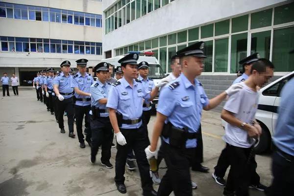 恐吓跟踪殴打拘禁强迫交易淅川24人暴力讨债涉黑团伙受审