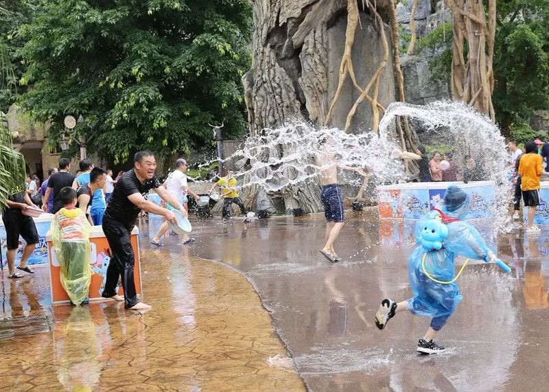 游乐设备在乐和乐都的蓝空下上与水共舞在辛巴达奇航,永生漂流河上
