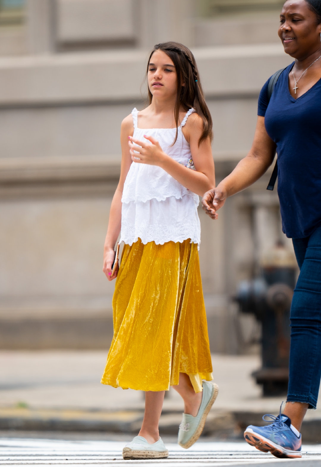 原创13岁小苏瑞一袭黄色丝绒裙配吊带衫太惊艳,换甜美编发更显女神范