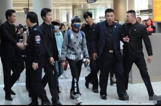 明星出行,保镖让行人让路,算不算侵犯行人"行路权"?