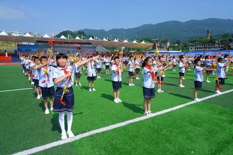 渔洋关镇小学学生现场表演九子鞭.乔奇 摄