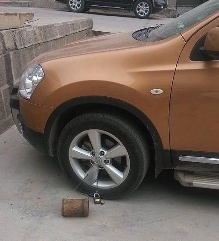 搞笑gif:这接亲习俗也是够热烈的,新娘都招架不住了