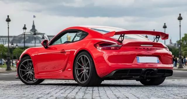 保时捷718gt4红色手动挡跑车赛道利器