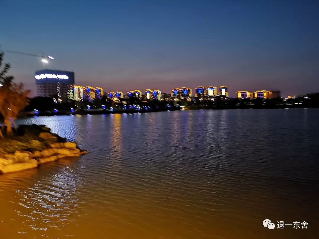 暮色中的日月湖