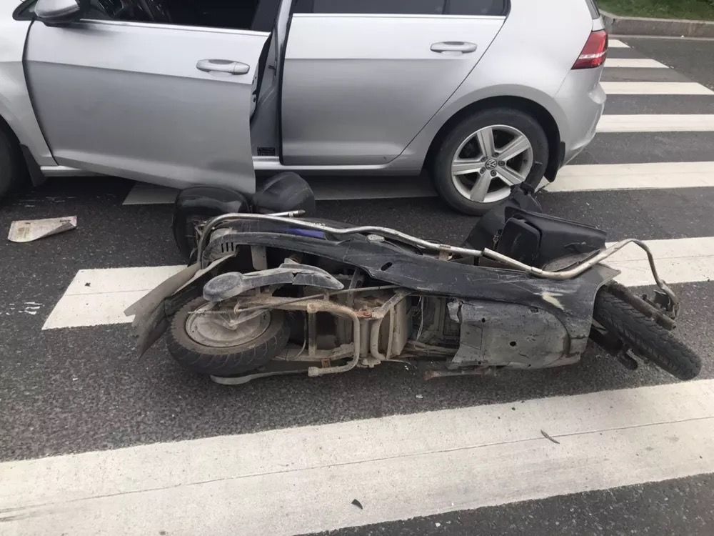 二轮电动车和汽车相撞电动车负全责北仑交警这样说