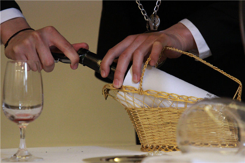 侍文院-国家级3星侍酒师实操考试侍酒篮开酒