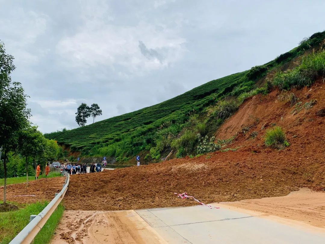 237国道小桥段发生高边陡坡塌方经抢修已恢复通行