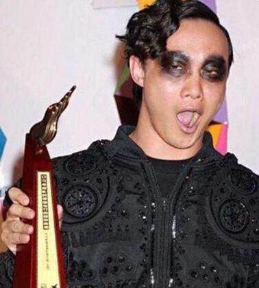 1/ 12 一直以来,只有女性才会画烟熏妆,这种妆容比较夸张,化得好就是