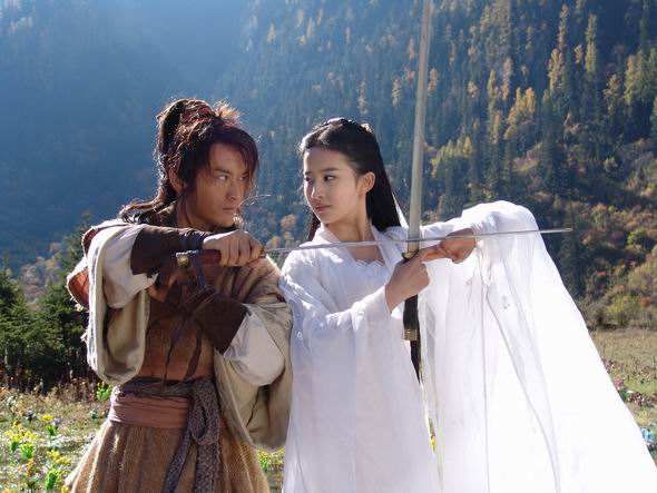 2006年,刘亦菲接下张纪中版《神雕侠侣》,饰演杨过的师傅小龙女,开始