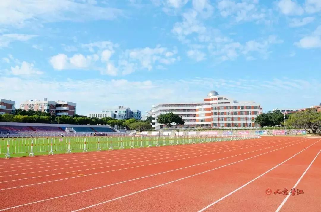 延72图源:晋江市季延中学抬眼望去,一片嫩绿,夕阳穿过斑驳的树影