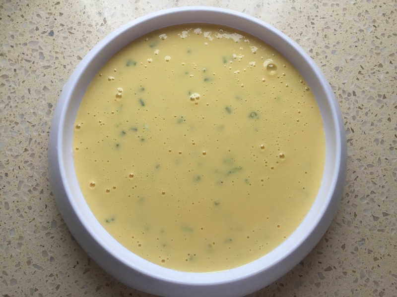 一滴油都不用巧做鸡蛋饼居然一点都不粘,原来是用了这种神器_面糊