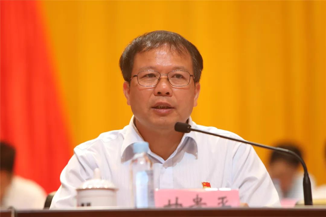 柳钢党委副书记,副董事长,总经理甘贵平在会上作题为《坚持改革创新
