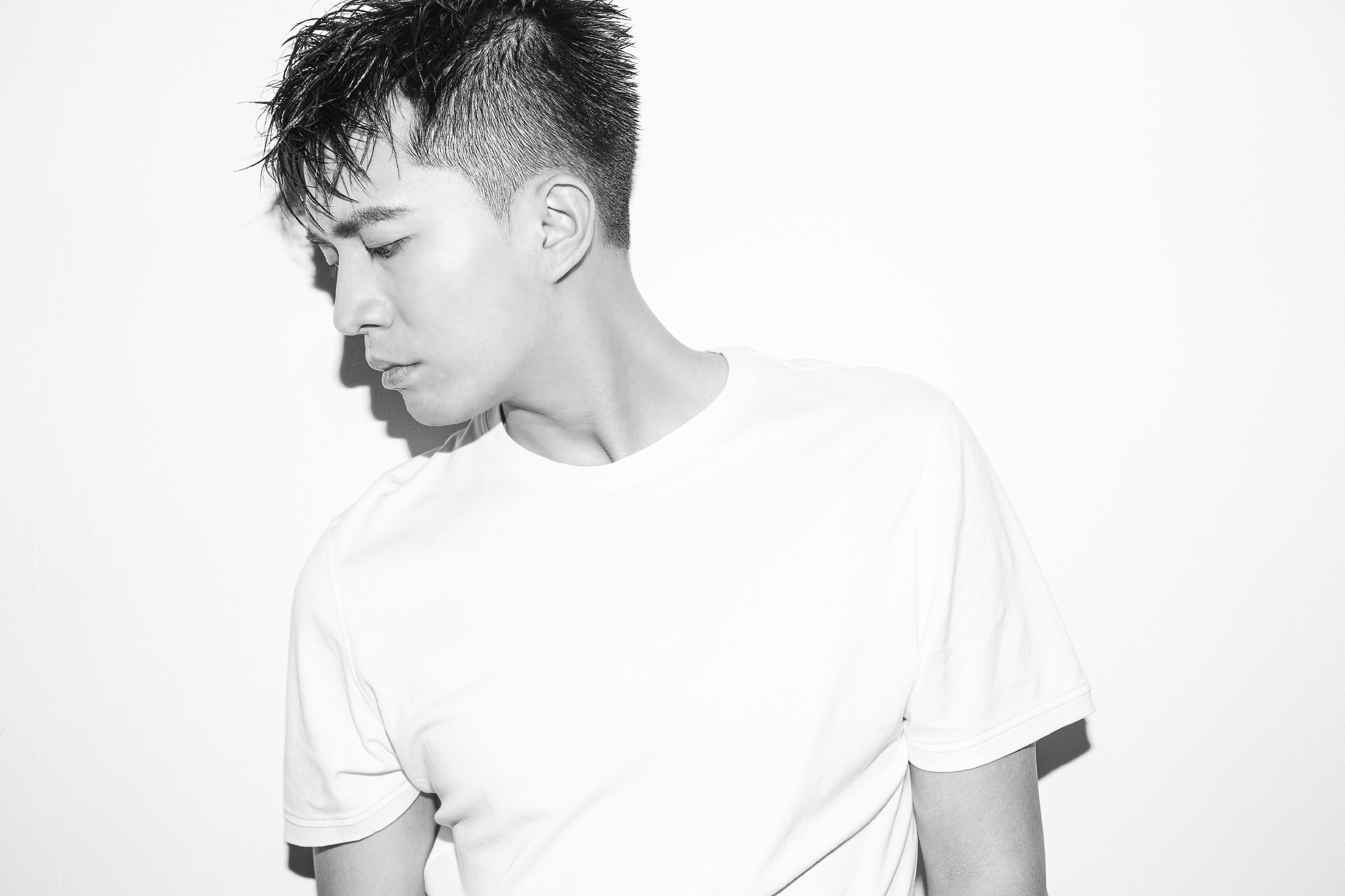 段博文最新时尚写真曝光 黑白影像展现无限可能