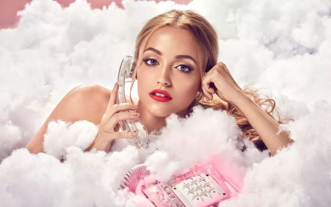 k妹身为 颜值超能打的youtuber除了长得好看,介绍产品时也十分客观,从