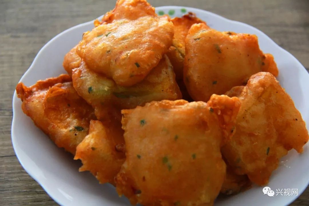 在兴国县城就能吃上正宗的江背米果