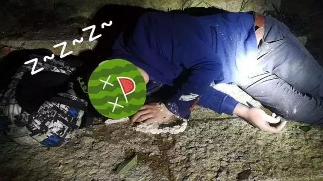 喝多了就斷片?醉漢醒來一睜眼,一屋子警察盯著自己