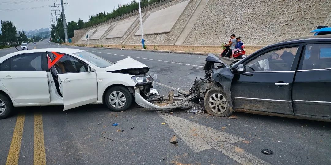 东外环路南大桥前方,俩轿车迎面相撞