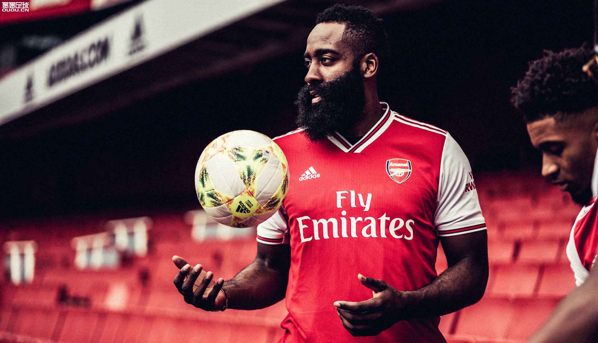 詹姆斯哈登和阿森纳小将尼尔森一起参加俱乐部活动