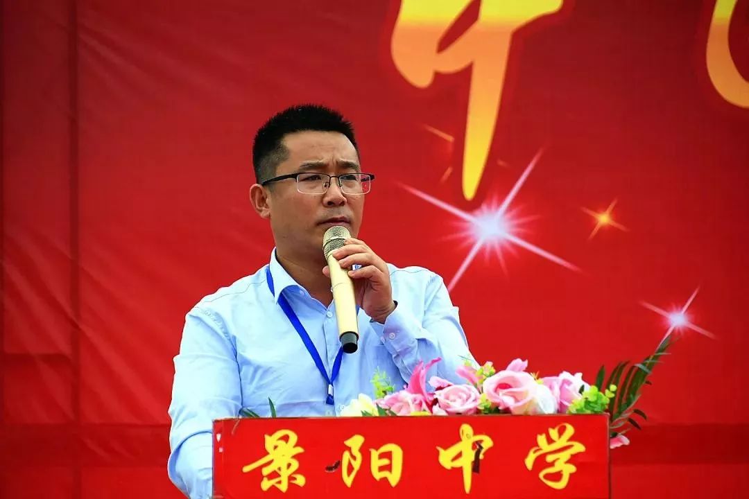 画院理事,民革贵州省委中山书画院副院长熊师辉与景阳中学校长熊炜